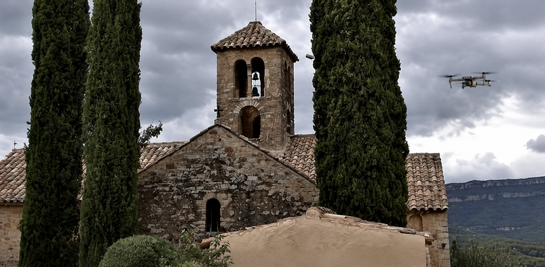 Dron capturando una iglesia histórica para generar un caso municipal de digitalización 3D
