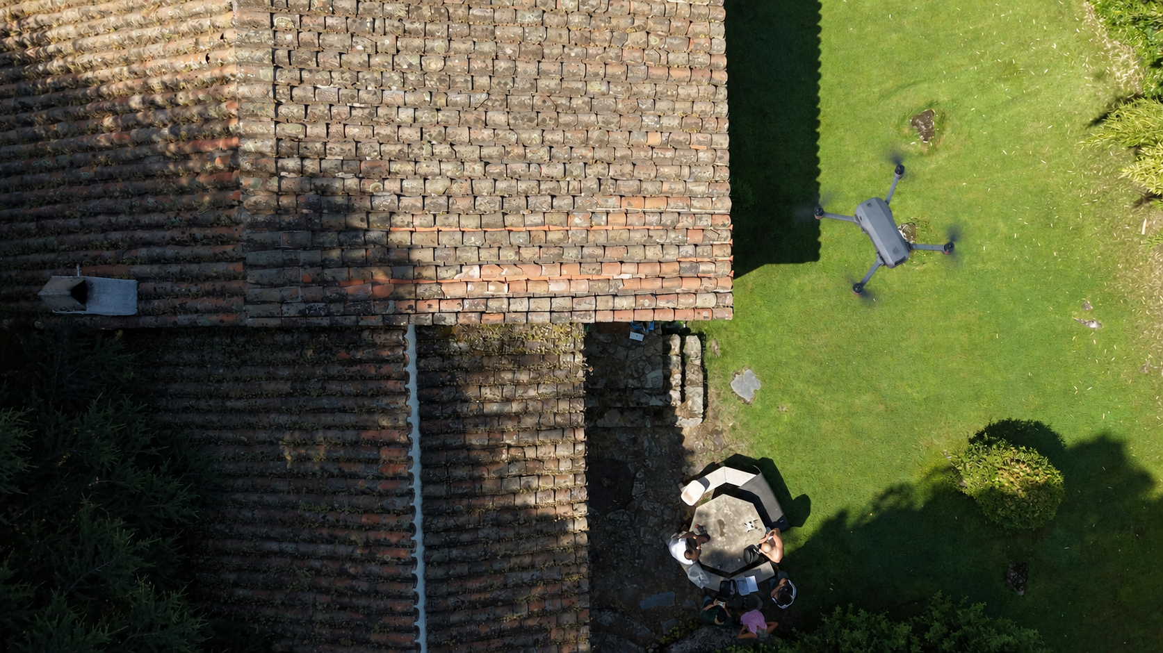 Dron DJI inspeccionando la cubierta de una vivienda